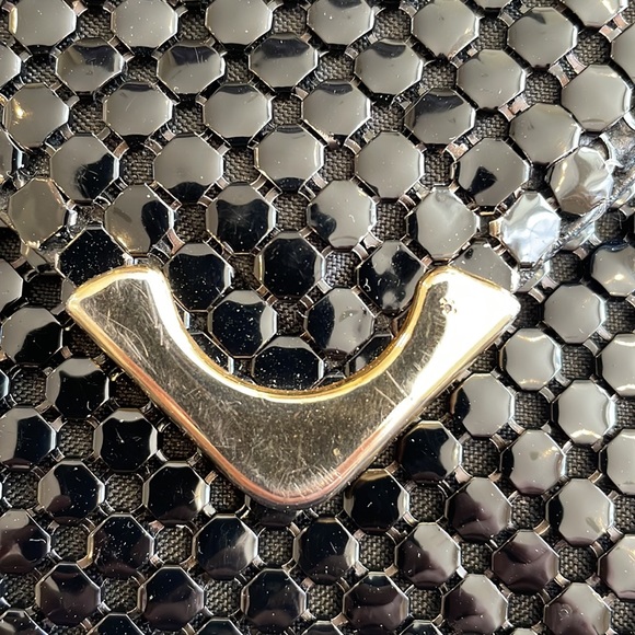 La Regale black beaded purse with strap and crown detail on the side - Picture 2 of 12